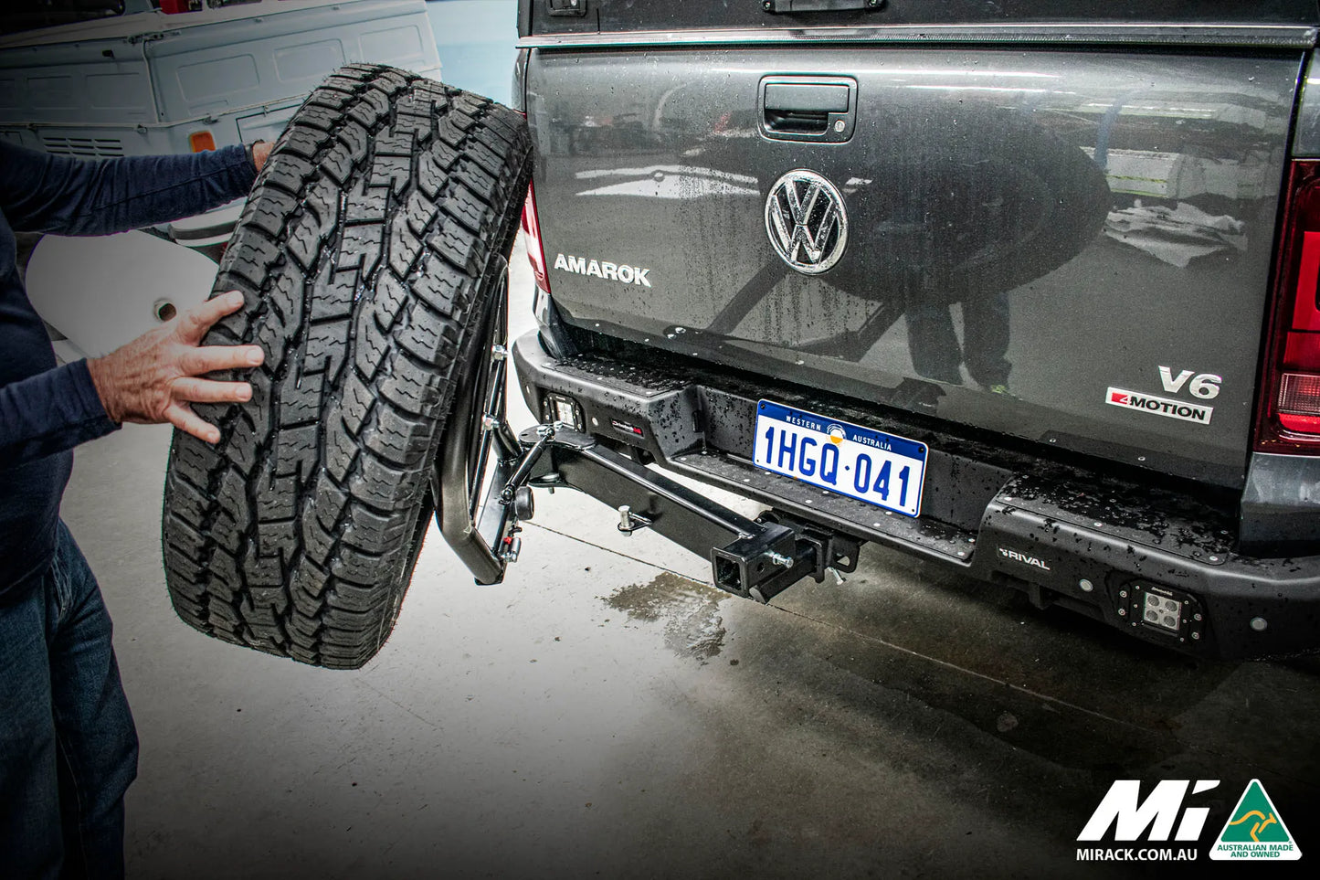 Maximize your VW Amarok's potential: Open swinging carrier on tow hitch unlocks extra cargo space and improves maneuverability.