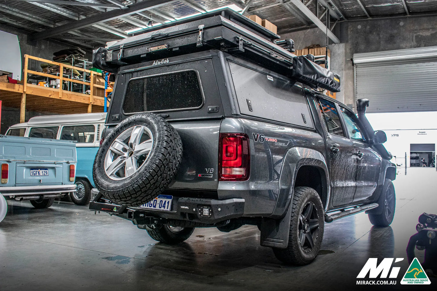 Amarok 4x4 rear transformed: Convenient access with a swinging spare tyre carrier.
