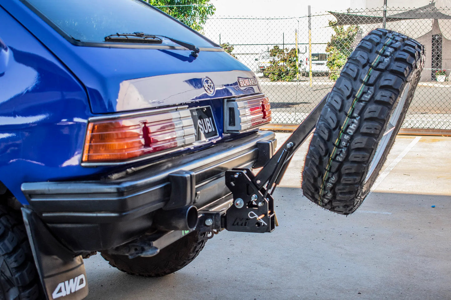 Subaru Outback Forester conquers adventures: Mirack tilting spare wheel carrier (tow hitch).